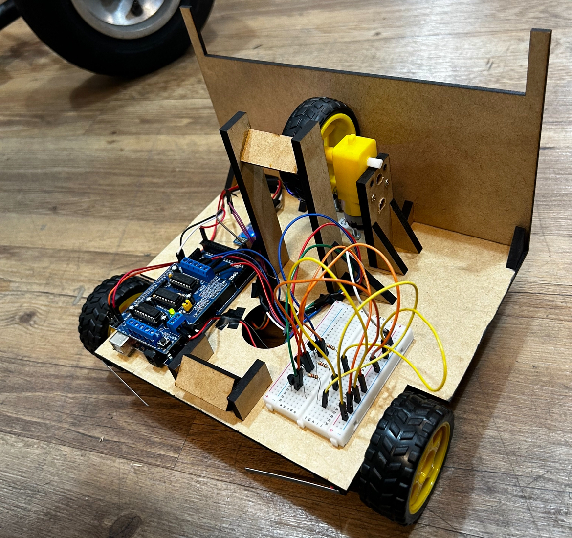 Arduino, protoboard, estrutura da arma em MDF